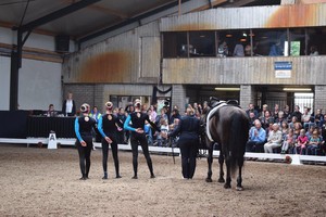 Esther, Sandra en Renske groeten de jury tijdens de voltigewedstrijd in Odiliapeel