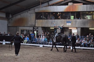 Lisa en Sophie in actie tijdens de voltigewedstrijd in Odiliapeel