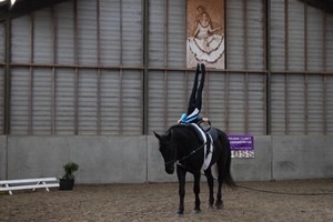 Sophie doet een nette schouderstand