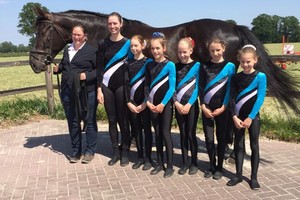 De wedstrijdvoltigeurs, longeur Anita en paard Rogier